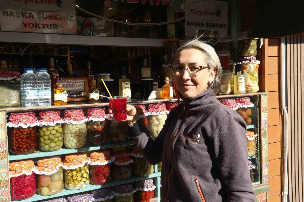 neseli-gunler-filmi-gercek-oldu-esinin-dukkani-karsisina-tursucu-acti