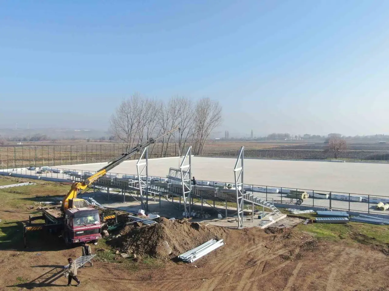 inonu-spor-kompleksine-celik-tribun-yerlestiriliyor