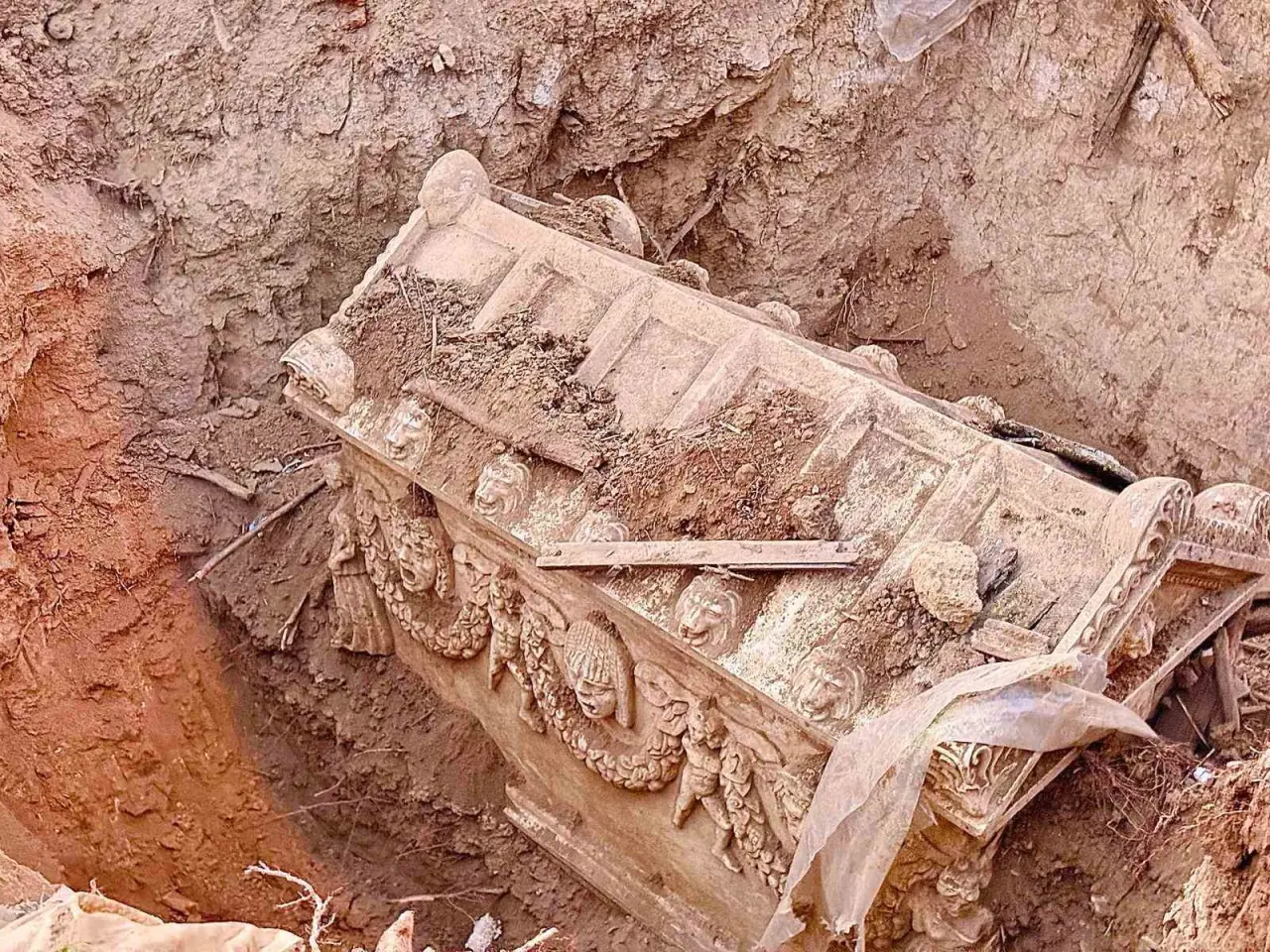 jasat-topraga-gomulu-halde-sahte-lahit-buldu