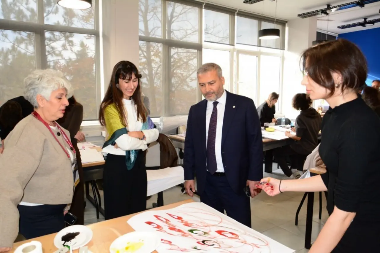 rektor-adiguzel-17-uluslararasi-anadolu-kaligrafi-ve-tipografi-etkinligini-ziyaret-etti