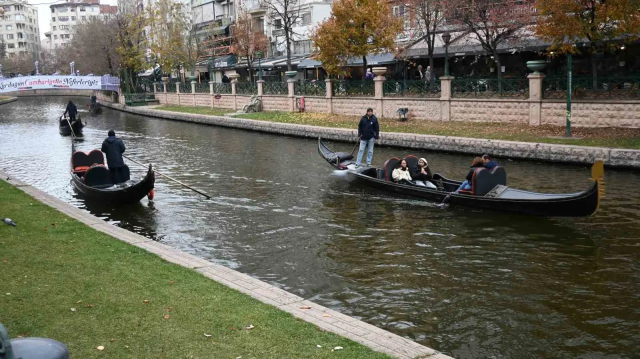 eskisehirde-soguk-havaya-ragmen-gondol-keyfi-yaptilar