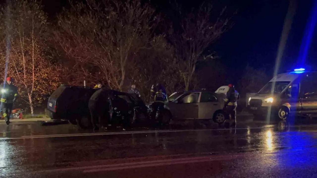 eskisehir-afyonkarahisar-karayolunda-iki-arac-kafa-kafaya-carpist-3u-cocuk-9-yarali