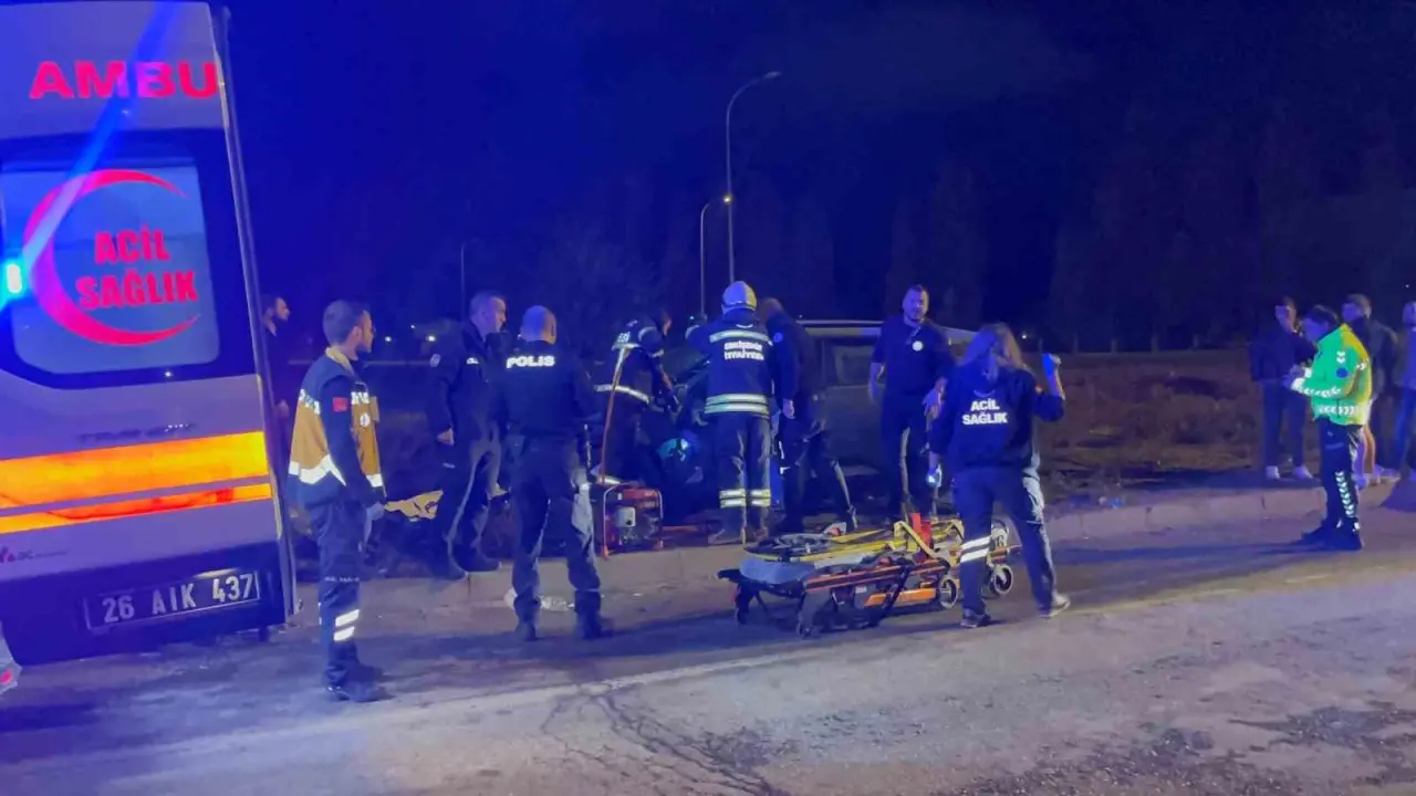 porselen-hammaddesi-yuklu-kamyon-otomobille-carpisti-4-yarali