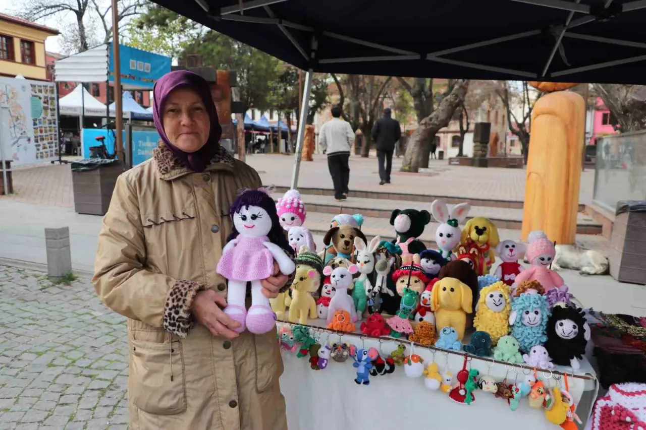 el-emegiyle-ordugu-bebekleri-satarak-ev-ekonomisine-katki-sunuyor