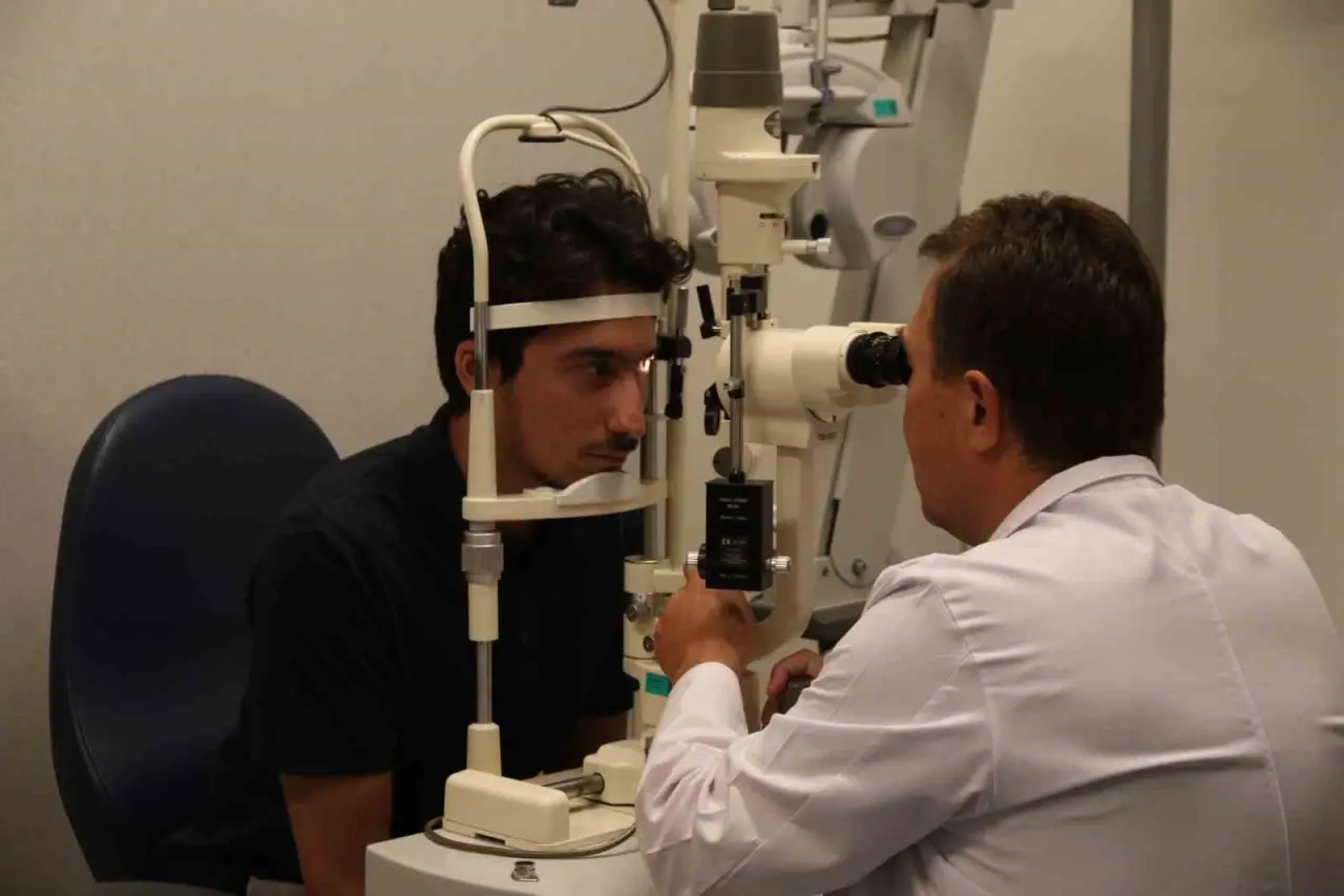 uzmanindan-uyari-2050-yilinda-dunyanin-yarisi-gozluk-kullanabilir