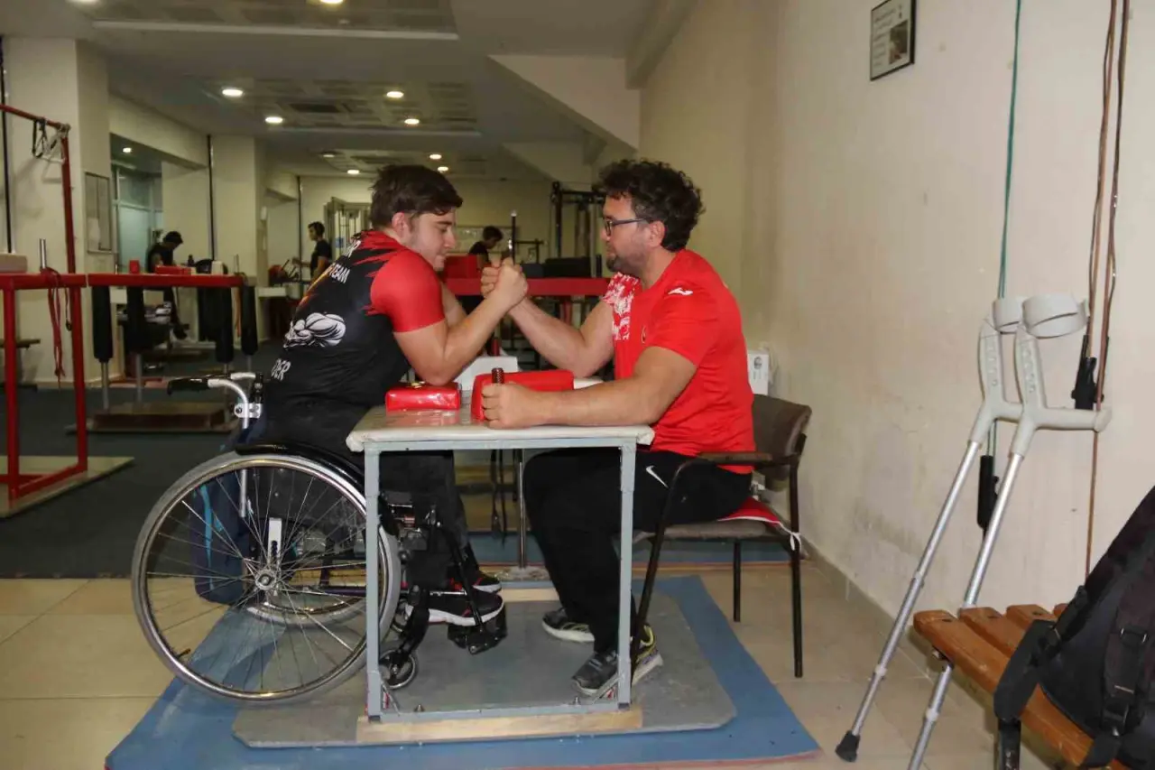 ayni-engele-sahip-olan-ogrencisi-ile-bilek-guresi-yapiyor