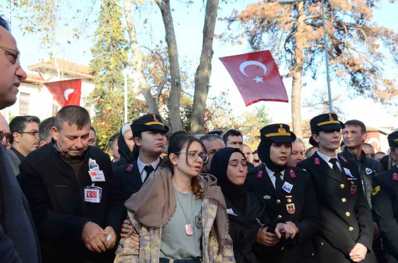 bilecik-sehidini-15-bin-kisi-ile-ugurladi