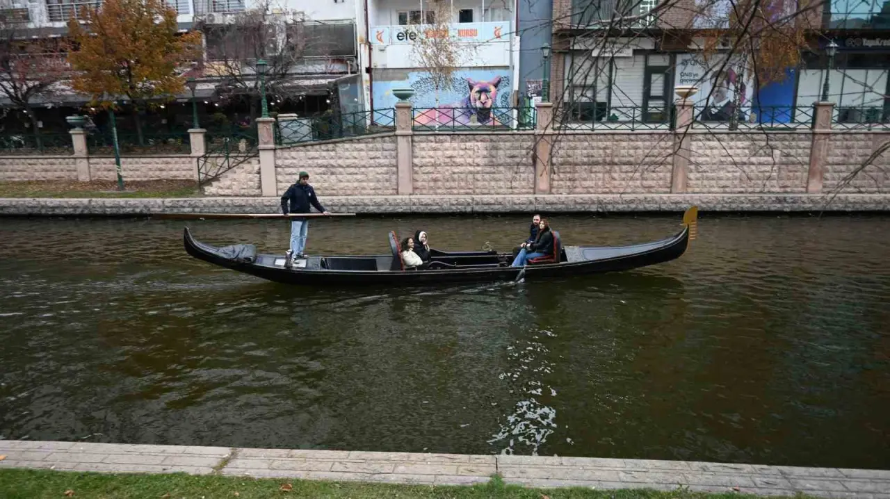 eskisehirde-soguk-havaya-ragmen-gondol-keyfi-yaptilar