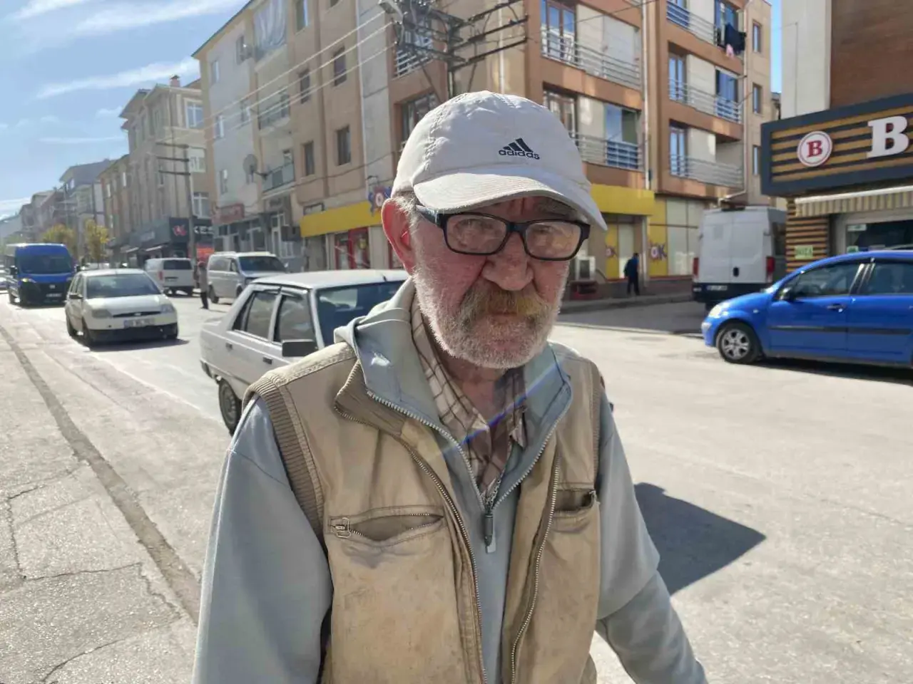 ekmek-teknesi-yazili-el-arabasi-ile-her-gun-saatlerce-atik-malzeme-topluyor