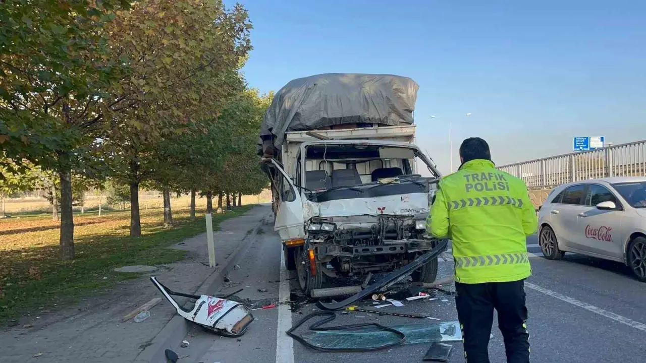 kamyona-carpan-karton-yuklu-kamyonetin-70-yasindaki-surucu-yaralandi