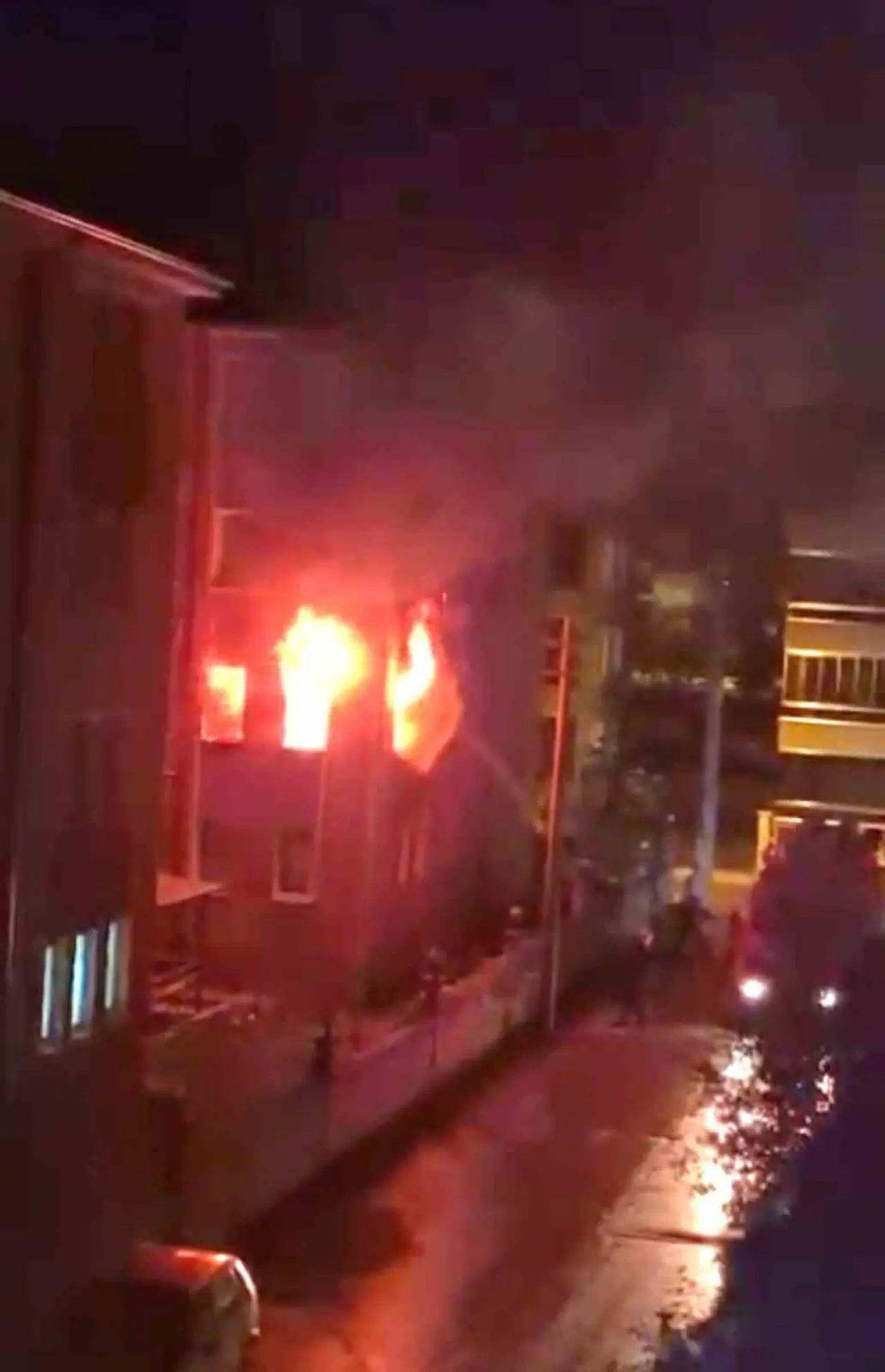 kutahyada-apartman-dairesinde-yangin-5-kisi-kurtarildi