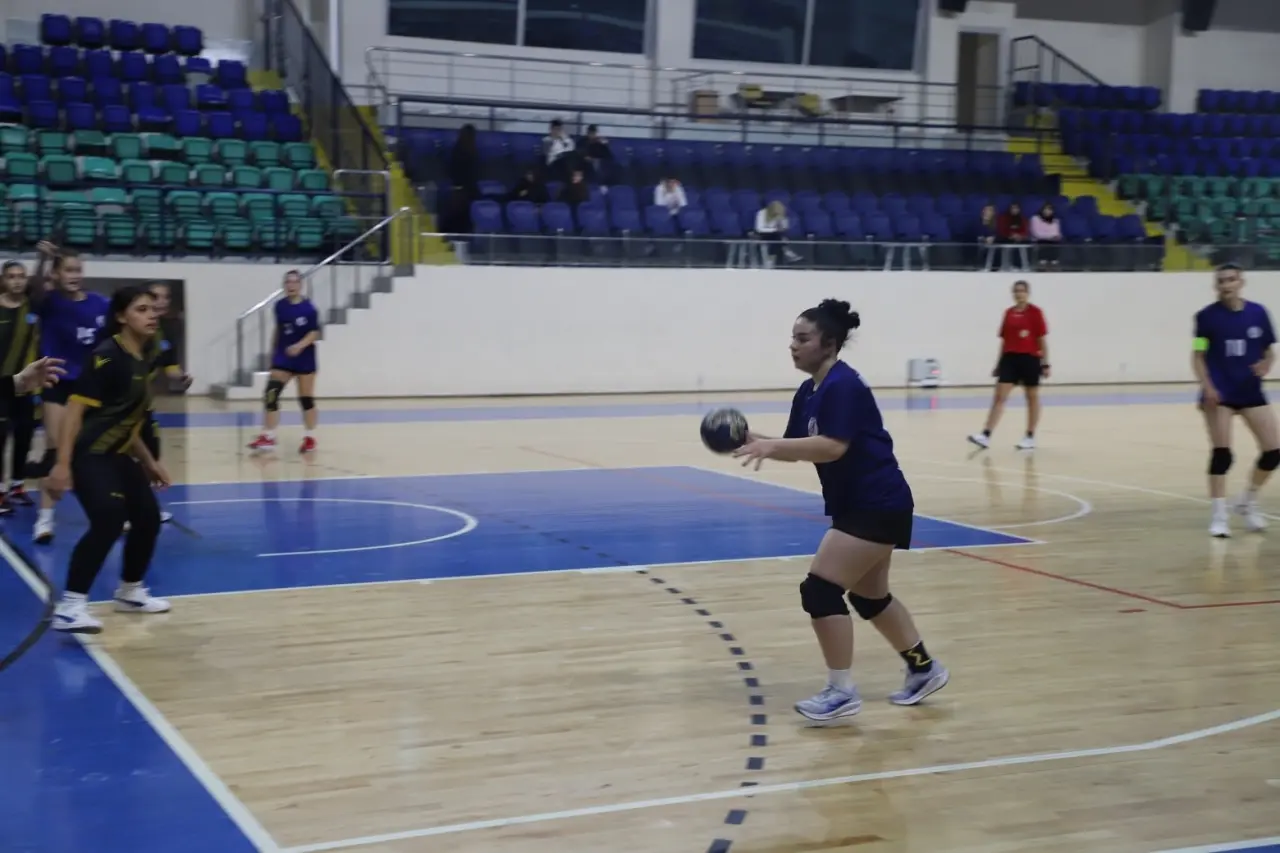 kutahyada-okullar-arasi-genc-kizlar-hentbol-musabakalari-sona-erdi