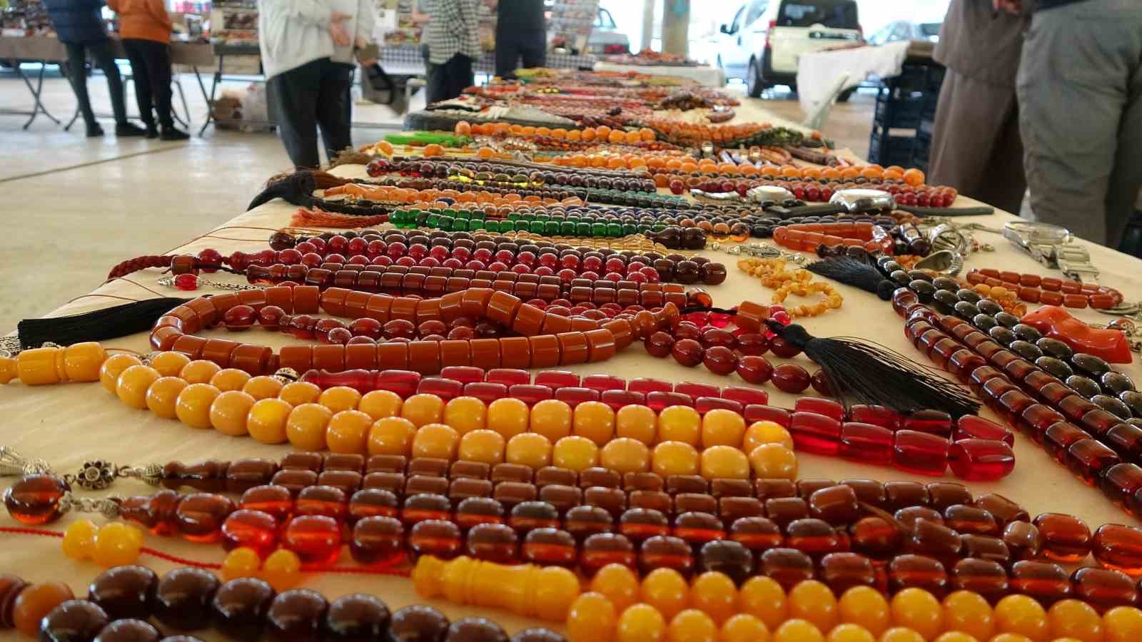 30-yildir-sehir-sehir-dolasarak-tespih-satiyor