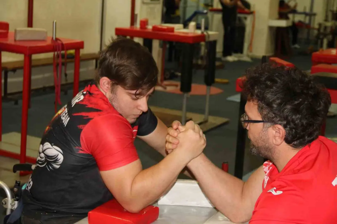 ayni-engele-sahip-olan-ogrencisi-ile-bilek-guresi-yapiyor