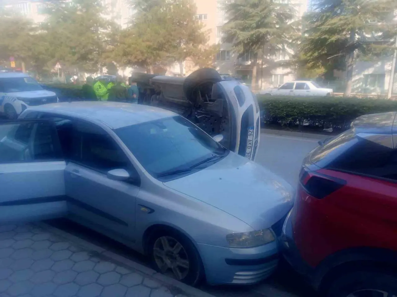 park-halindeki-araclara-carpan-otomobil-yan-yatti-1-yarali