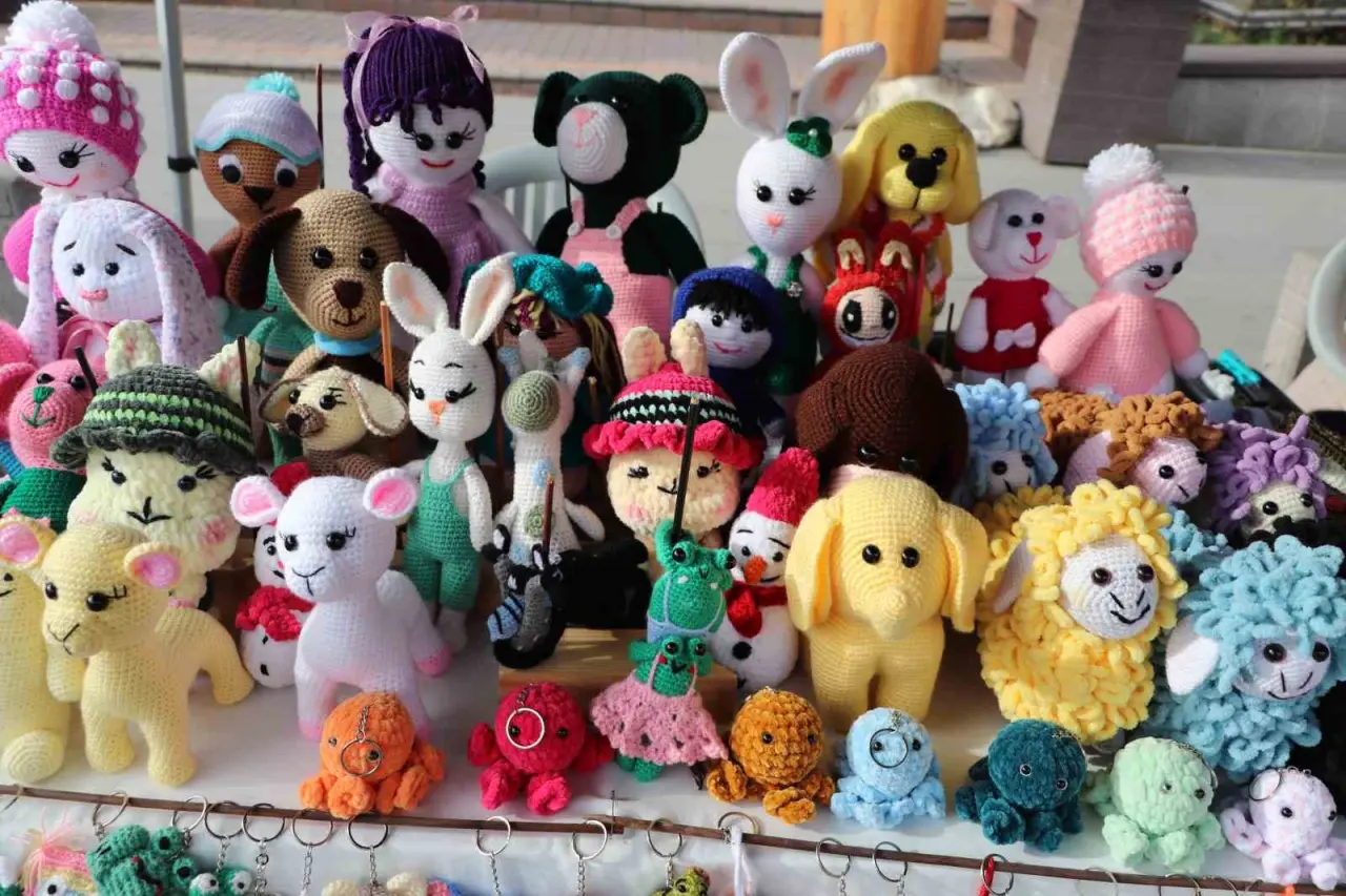 el-emegiyle-ordugu-bebekleri-satarak-ev-ekonomisine-katki-sunuyor