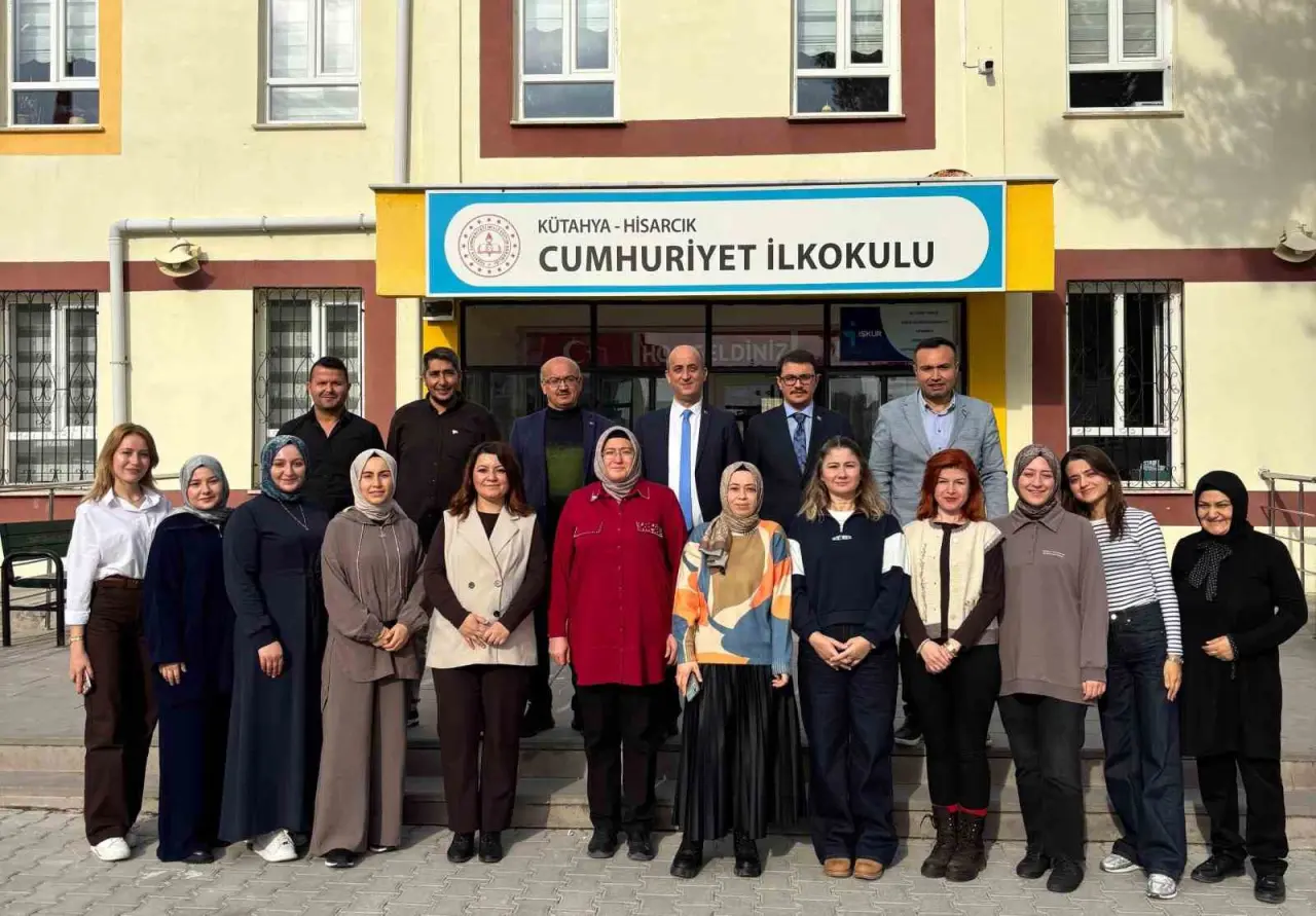 hisarcikta-ogretmenlere-turk-bayragi-rozeti-hediye-edildi