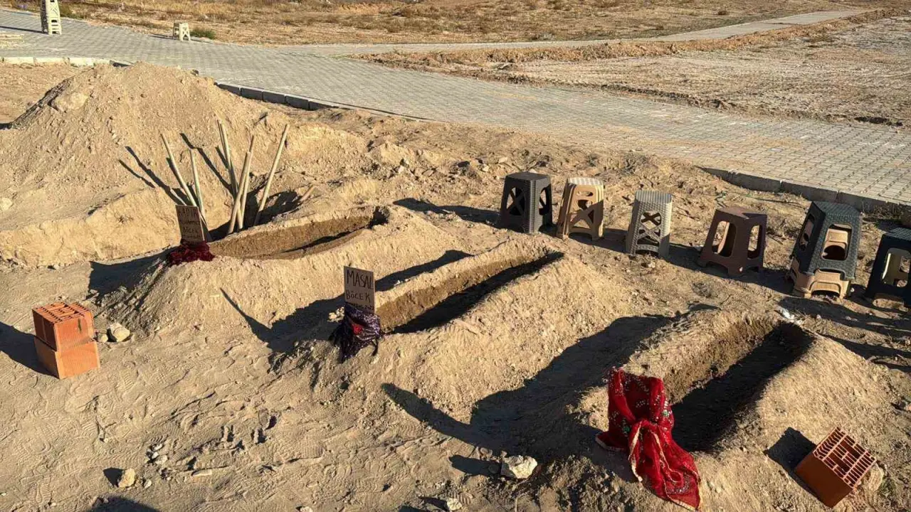 zehirlenerek-olen-anne-ve-2-cocugunun-yan-yana-defnedildigi-mezarlar-gorenlerin-icin-sizlatti