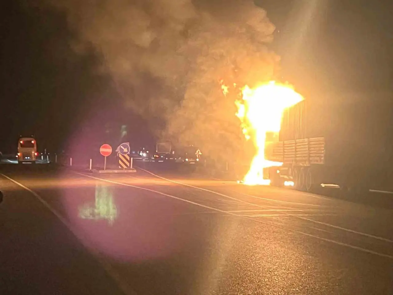 hareket-halindeki-tir-alev-topuna-dondu