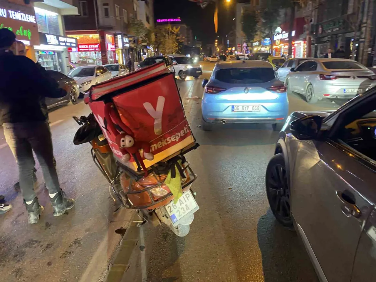 motosiklet-once-yayaya-sonra-otomobile-carpti-2-yarali