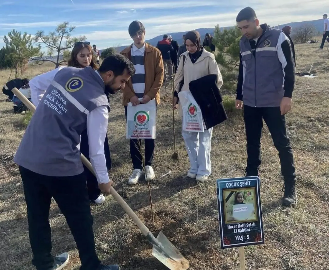 kutahyada-sehit-cocuklari-icin-fidan-dikim-etkinligi