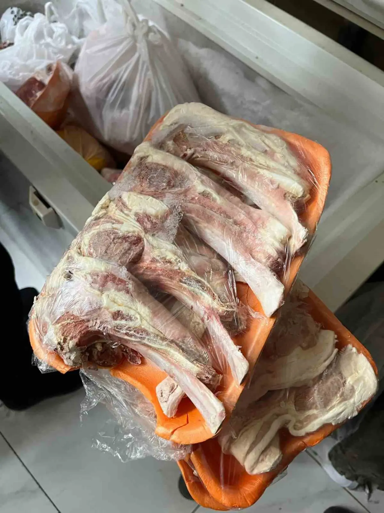 kasap-dukkaninin-uretim-bolumune-giren-zabitalar-sok-oldu