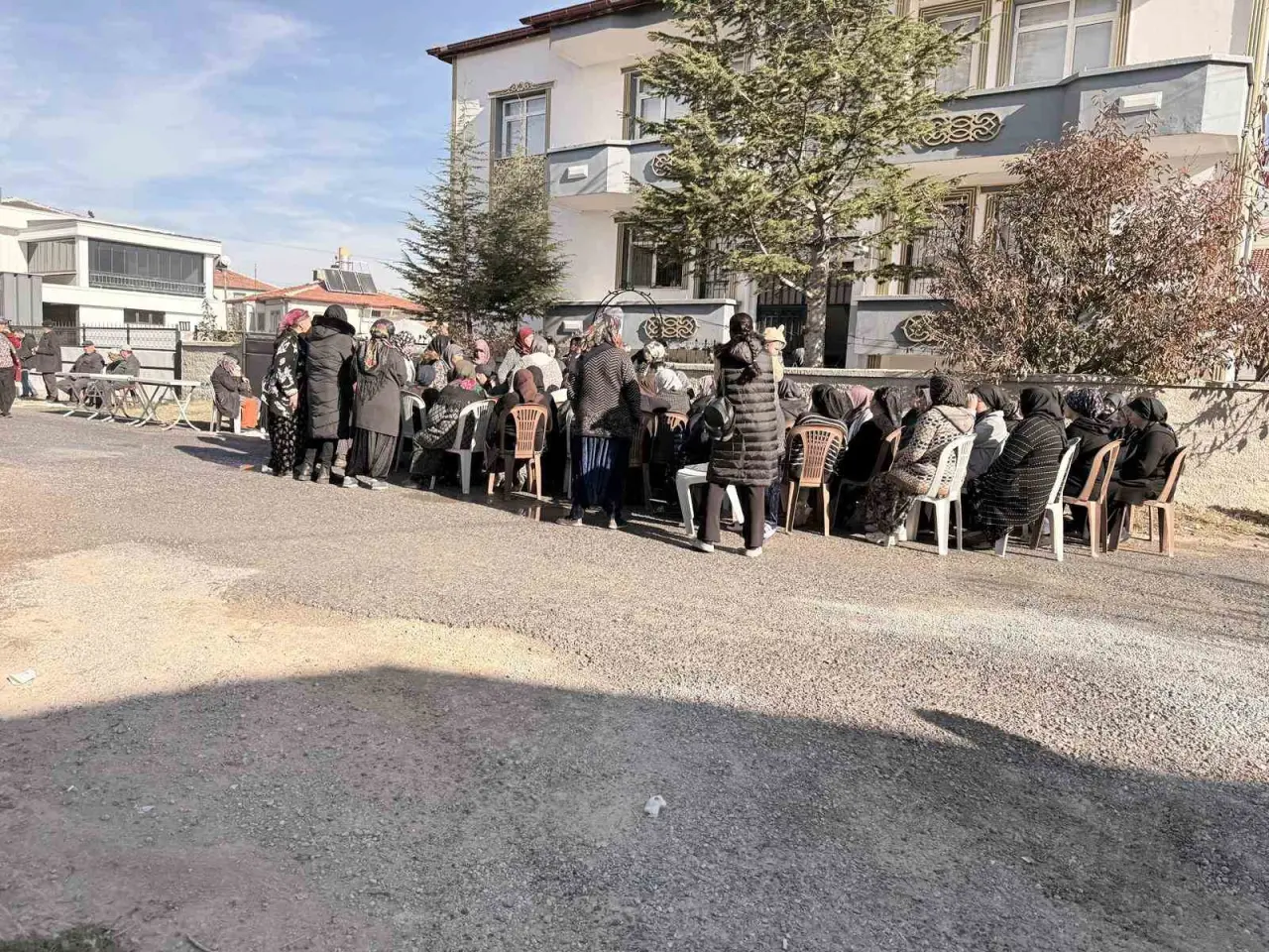 zehirlenme-felaketinde-acili-bekleyis-suruyor