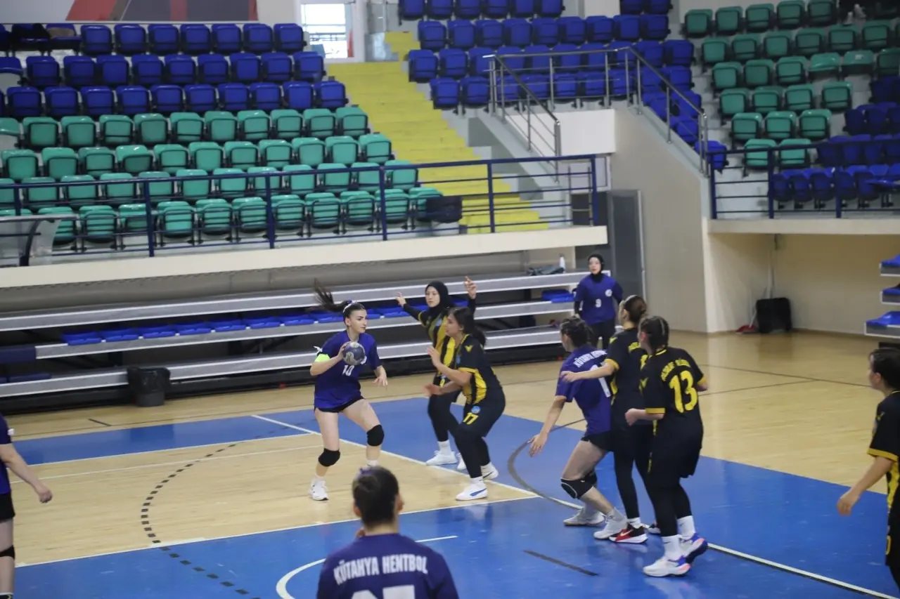 kutahyada-okullar-arasi-genc-kizlar-hentbol-musabakalari-sona-erdi