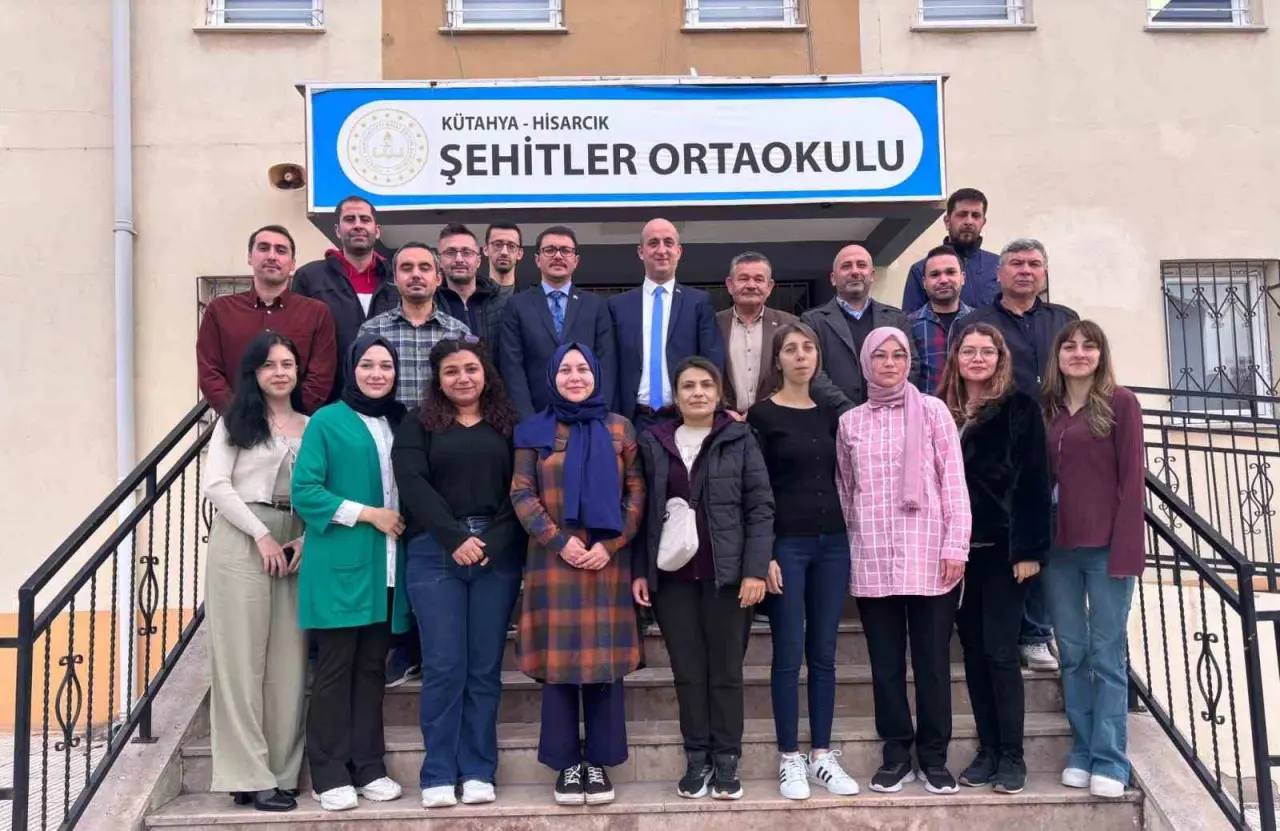 hisarcikta-ogretmenlere-turk-bayragi-rozeti-hediye-edildi