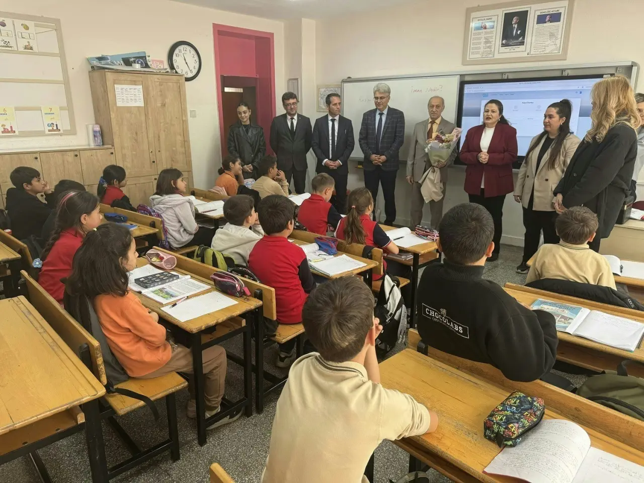 sehrin-en-kidemli-ogretmenini-ziyaret-ettiler