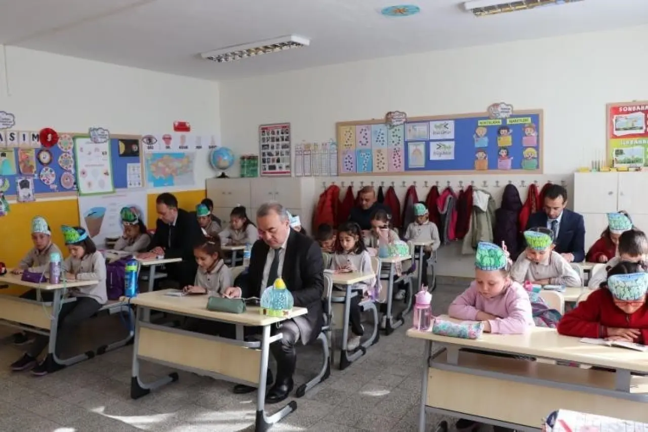 bozuyukte-kaymakam-ve-ogrenciler-kitapla-bulustu