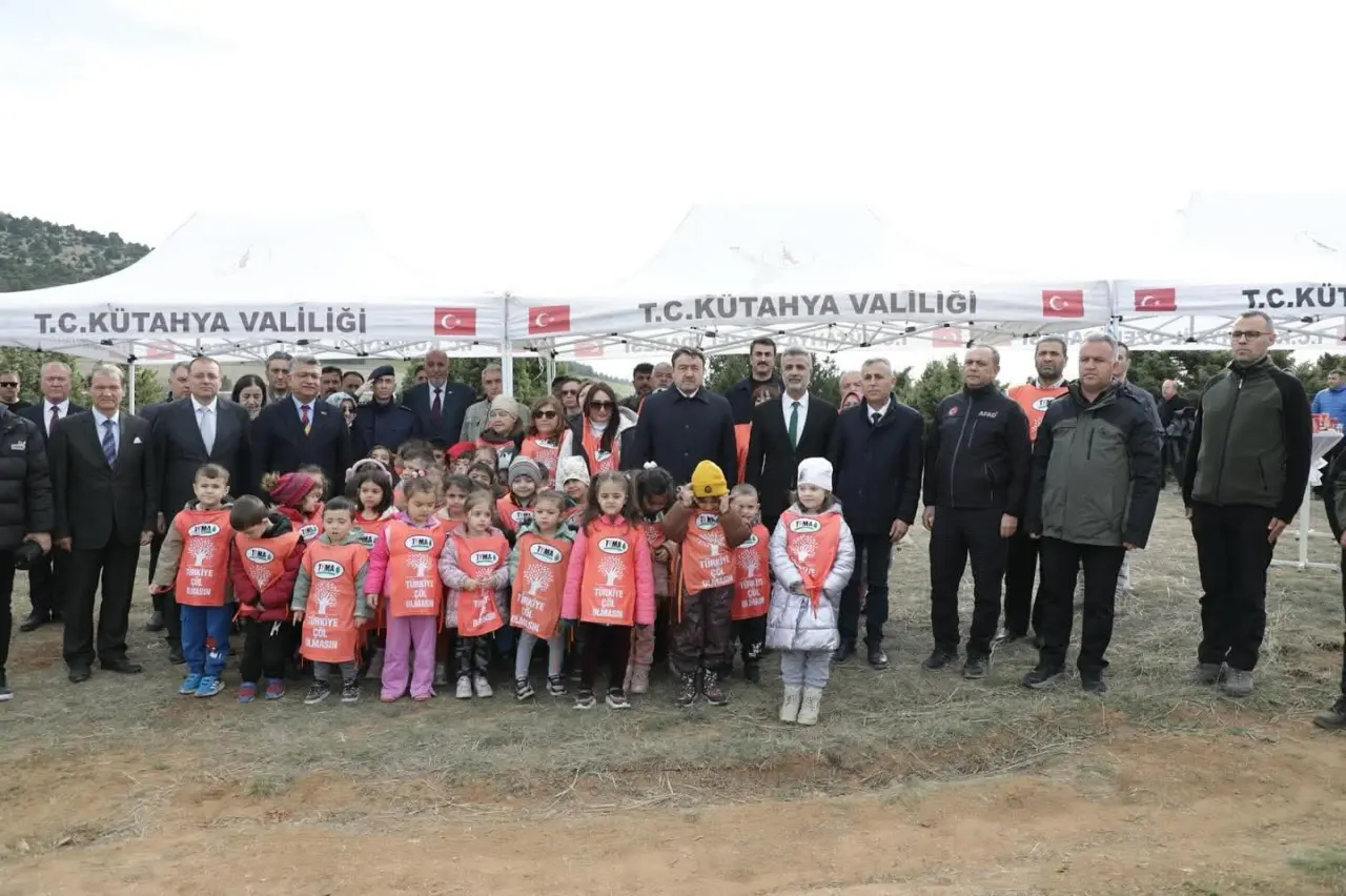 kutahyada-hatira-ormanina-2-bin-fidan-dikildi