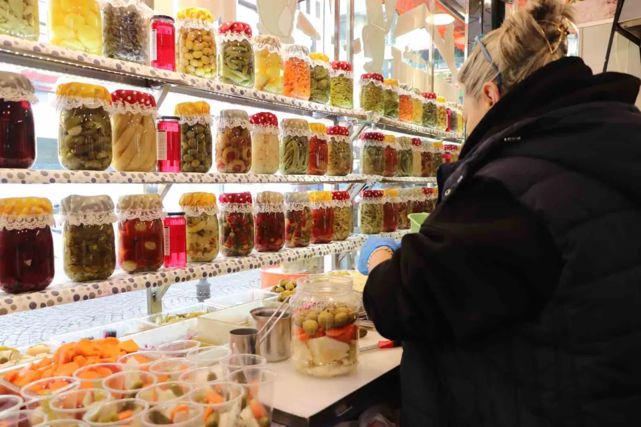 neseli-gunler-filmi-gercek-oldu-esinin-dukkani-karsisina-tursucu-acti