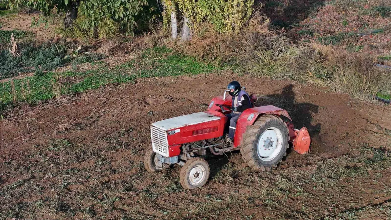 mehmet-amca-yeni-yonetmelige-gore-hazirlanip-tarlasini-surdu