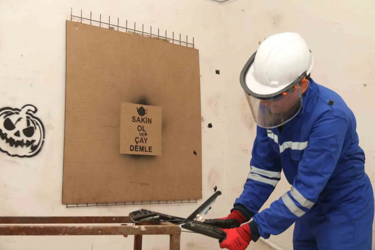 eskisehirde-acilan-stres-evine-girenler-esyalari-kirip-rahatliyor