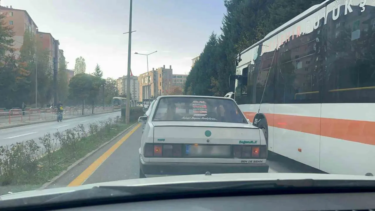 arka-cama-yakisir-yasima-yanlislarim-yazdi-caddeyi-egzozuyla-rahatsiz-etti