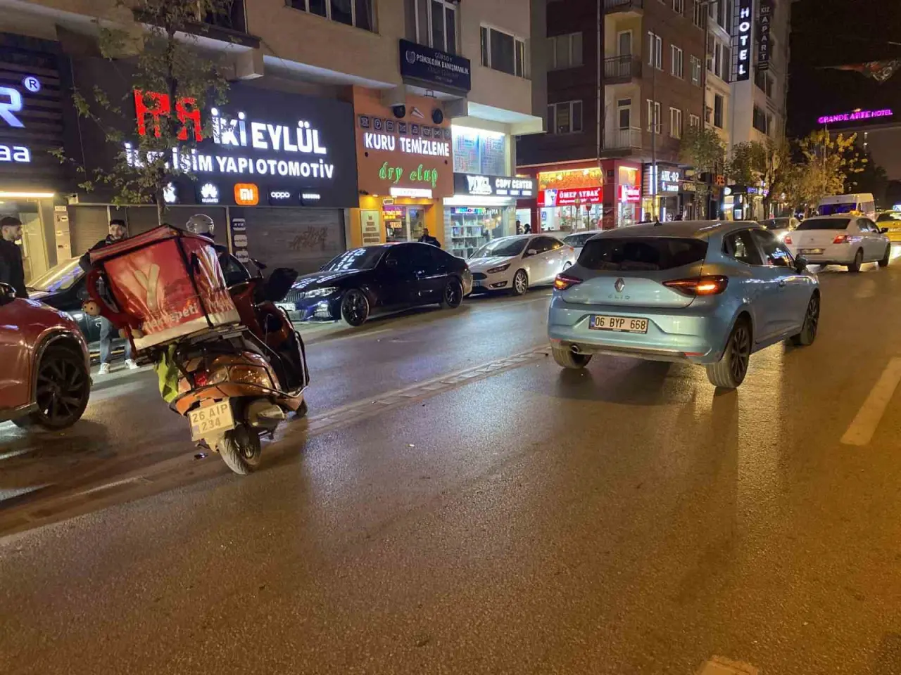 motosiklet-once-yayaya-sonra-otomobile-carpti-2-yarali