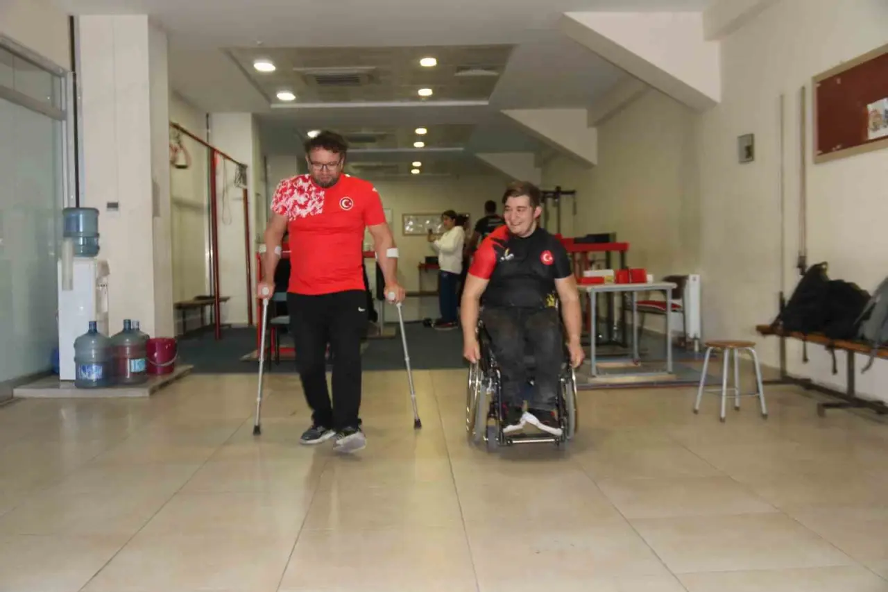 ayni-engele-sahip-olan-ogrencisi-ile-bilek-guresi-yapiyor