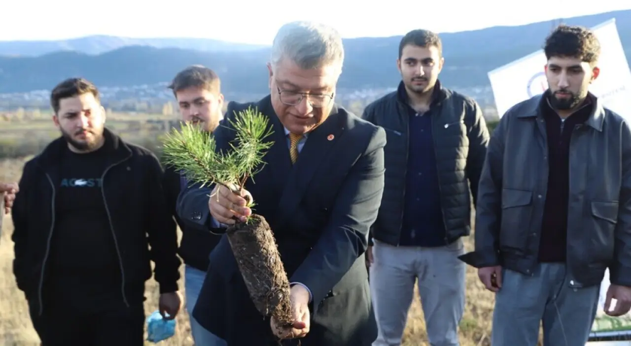 kutahya-dumlupinar-universitesinde-fidan-dikim-etkinligi