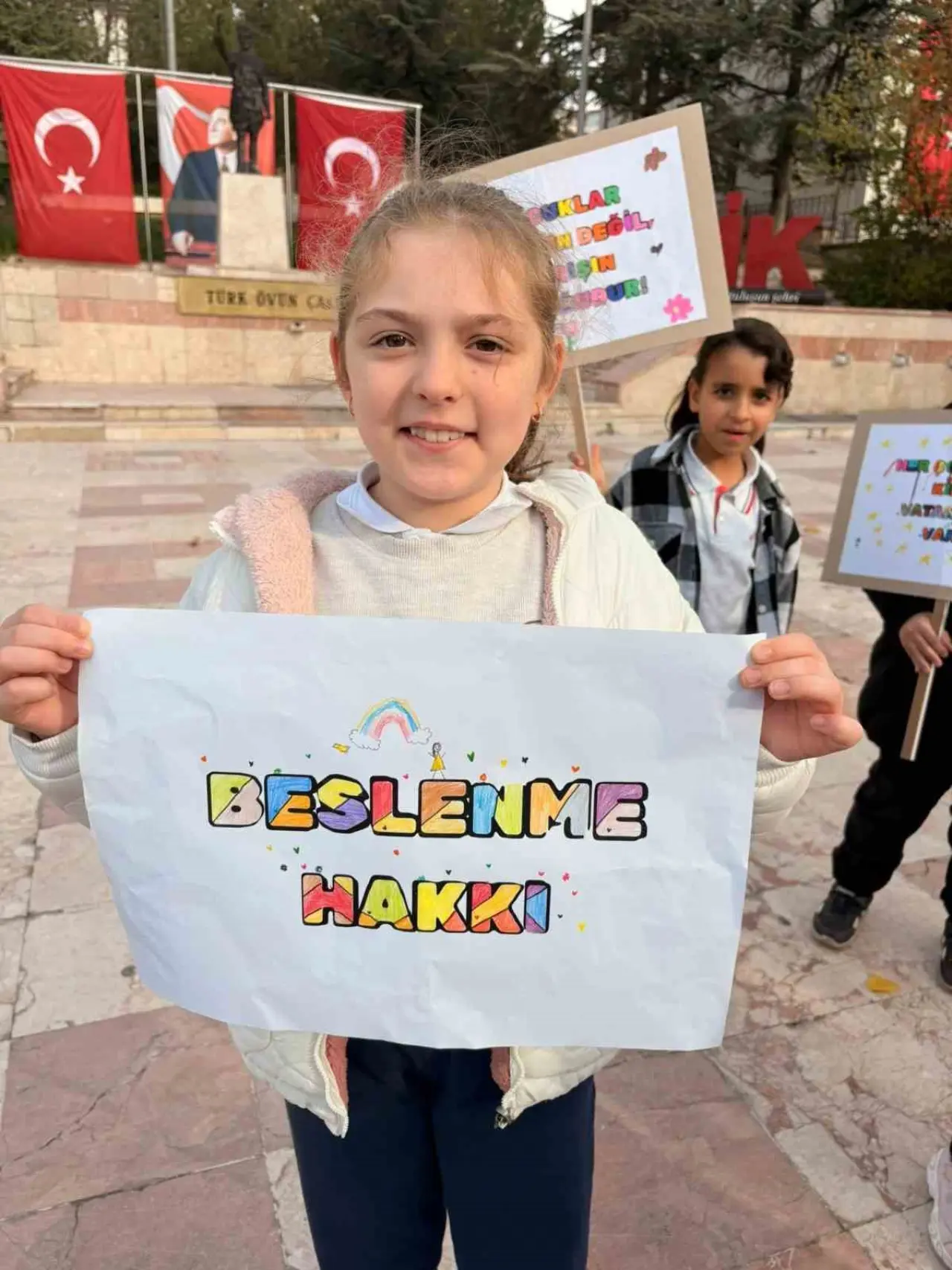 cocuklar-hazirladiklari-pankartlarla-gunlerini-kutladi