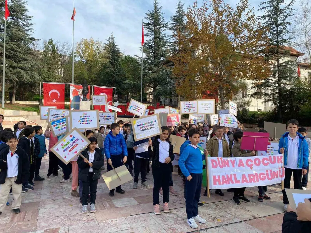 cocuklar-hazirladiklari-pankartlarla-gunlerini-kutladi