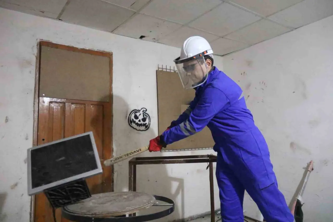 eskisehirde-acilan-stres-evine-girenler-esyalari-kirip-rahatliyor