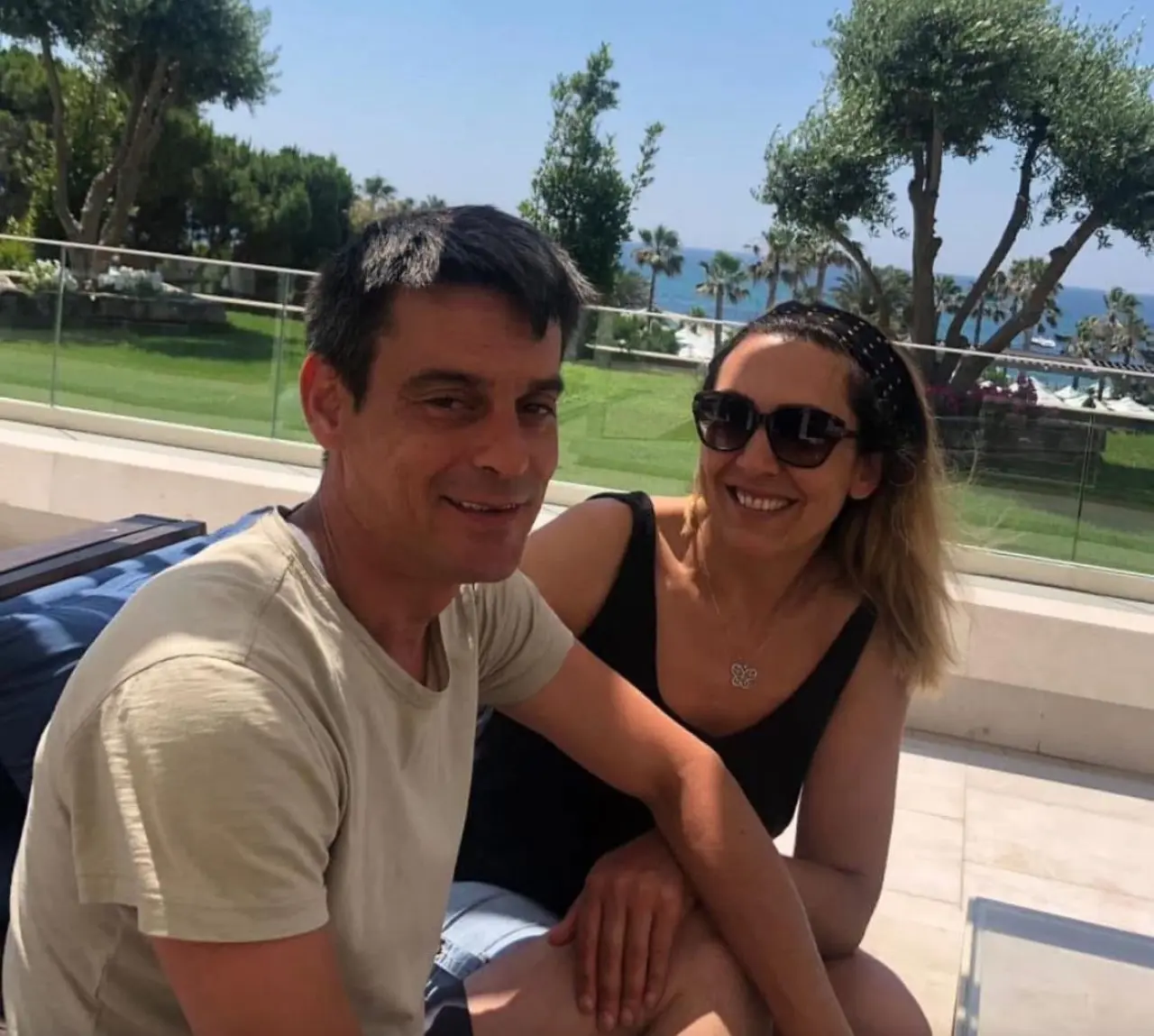 neseli-gunler-filmi-gercek-oldu-esinin-dukkani-karsisina-tursucu-acti