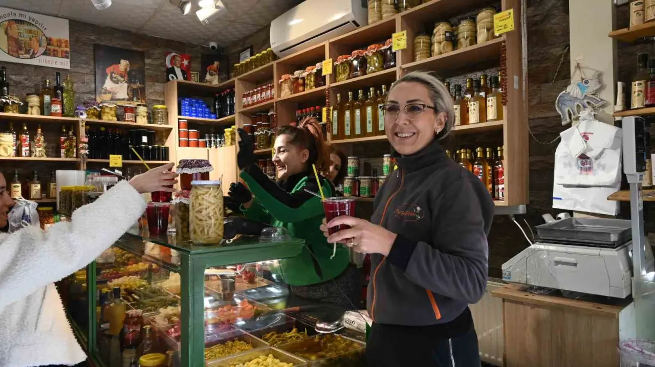 neseli-gunler-filmi-gercek-oldu-esinin-dukkani-karsisina-tursucu-acti