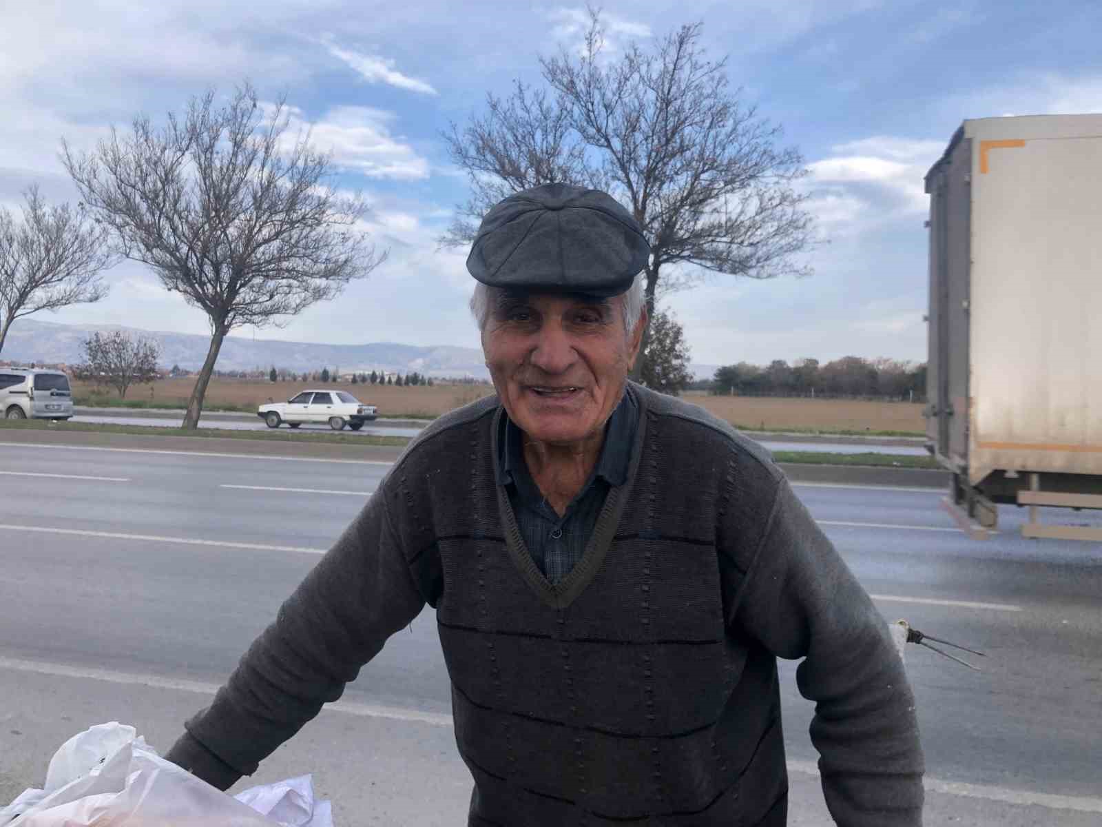 84-yasinda-pedal-cevirerek-gecimini-sagliyor