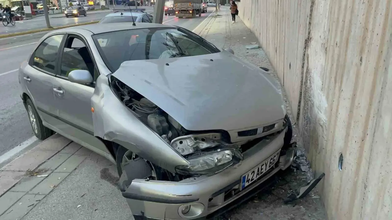 kontrolden-cikan-arac-aydinlatma-diregine-carpip-hurdaya-dondu