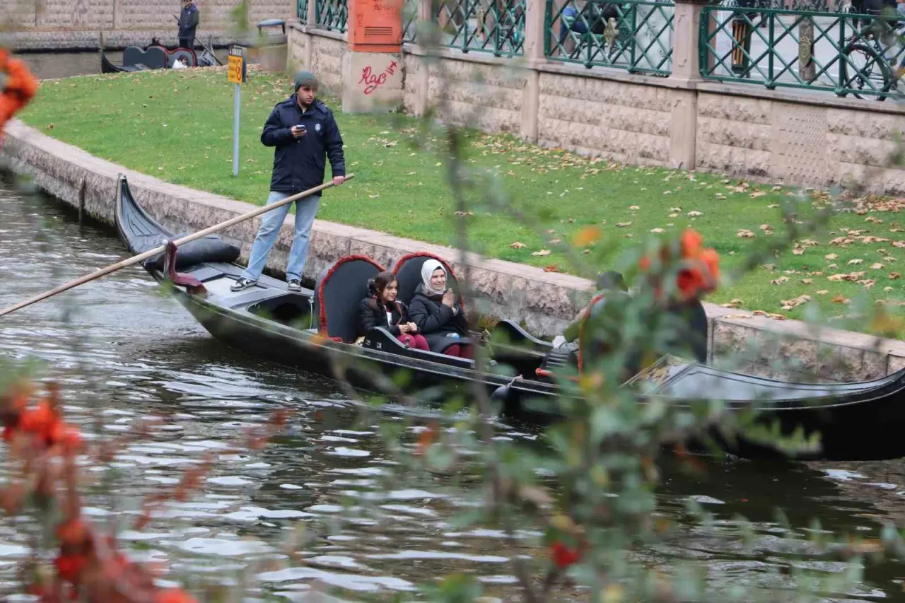 eskisehirde-soguk-havaya-ragmen-gondol-keyfi-yaptilar