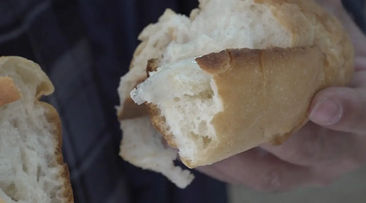 aldigi-ekmegin-icinden-cikan-poset-parcasi-ile-sok-oldu