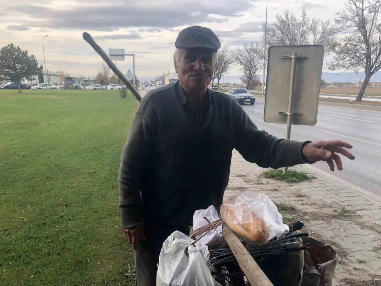 84-yasinda-pedal-cevirerek-gecimini-sagliyor