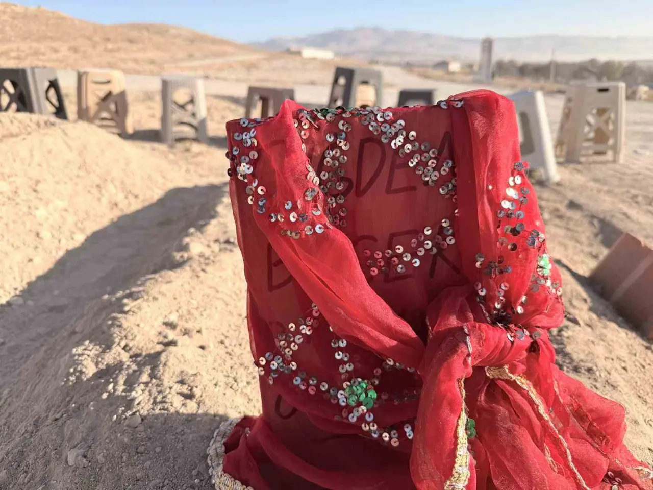 zehirlenerek-olen-anne-ve-2-cocugunun-yan-yana-defnedildigi-mezarlar-gorenlerin-icin-sizlatti